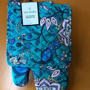 Vera Bradley pot holder & oven mitt set